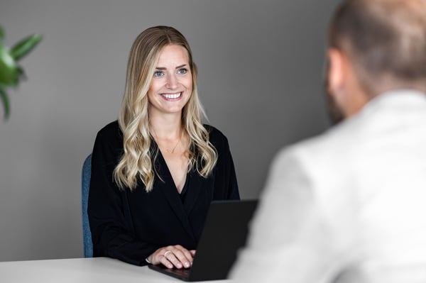 two-people-having-a-meeting